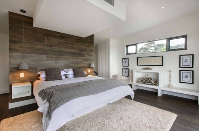 Светлый интерьер спальной преображен благодаря деревянной стене.