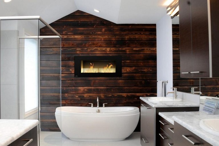 Интерьер ванной комнаты прекрасен из-за необычного дизайна стен.