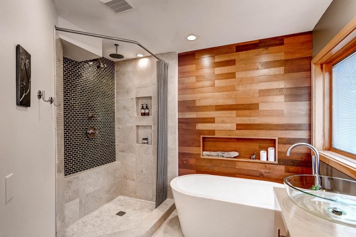 Пример оформления ванной комнаты с деревянной стеной.