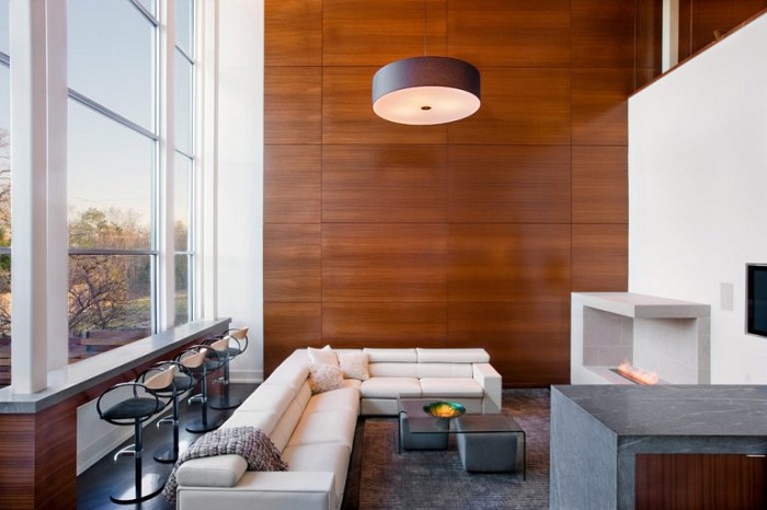 Необыкновенный дизайн гостиной станет просто шикарным благодаря деревянной стене.