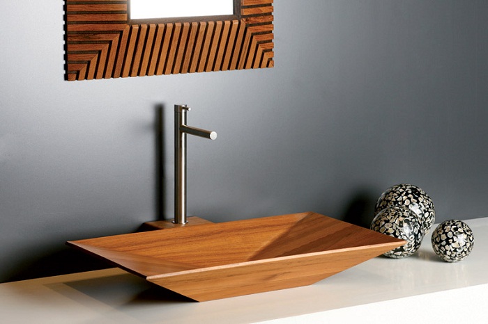 Оформление декора ванной комнаты, с помощью украшения деревянной раковиной.