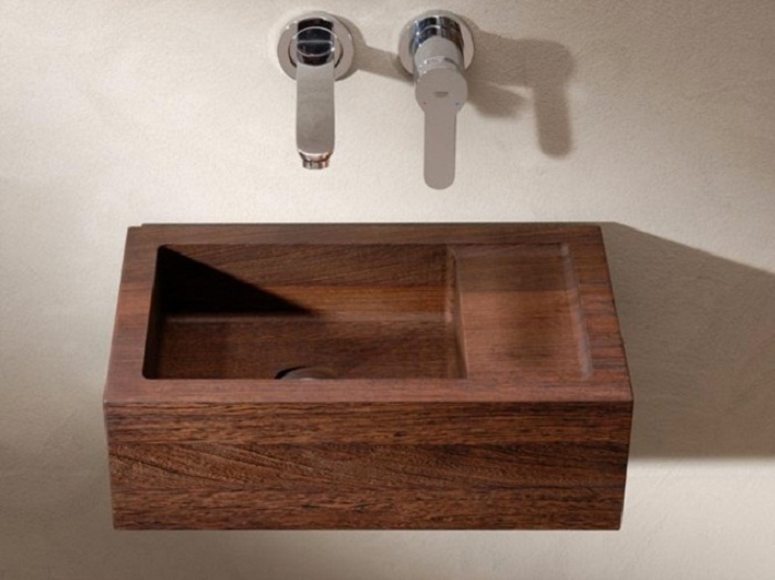 Декорировать ванную комнату возможно благодаря простым, но привлекательным решениям обустройства такого пространства.