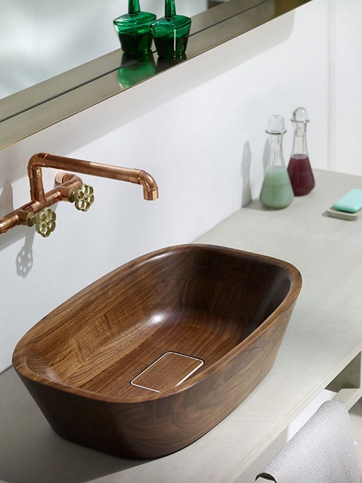 Крутой вариант облагородить интерьер ванной комнаты с помощью деревянной современной раковины.