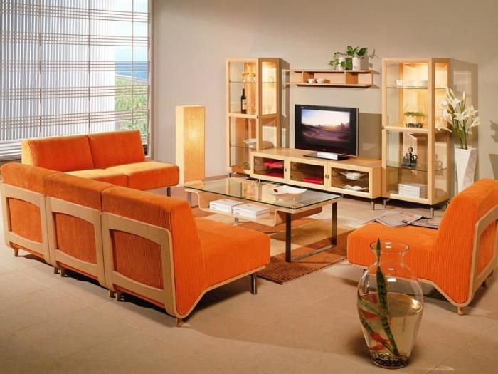 Необычная гостиная комната с яркими оранжевыми акцентами. 