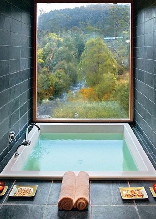 Фантастический интерьер ванной комнаты с панорамным видом.