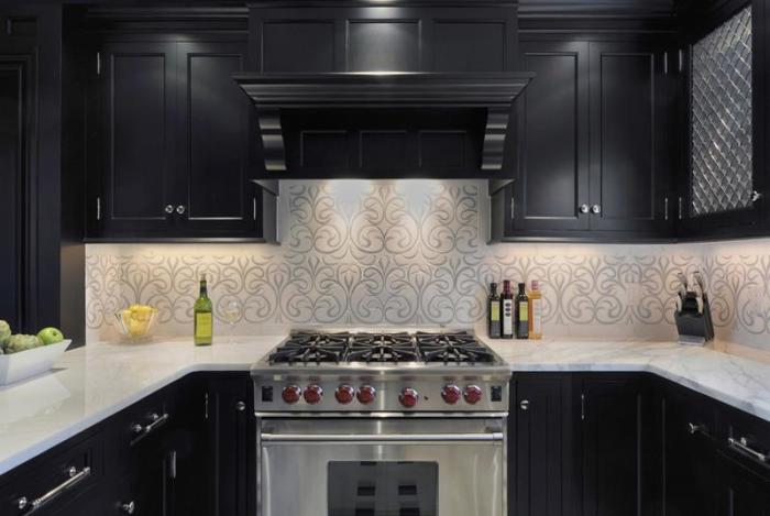 Сочетание чёрного и светлого оттенка в современном интерьере кухни способно создать динамичный и строгий стиль, который подойдёт для помещения любых размеров.
