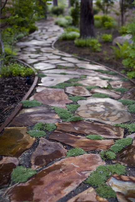 Садовая дорожка из натурального камня позволит создать эксклюзивный ландшафтный дизайн и поможет воплотить в жизнь свои творческие способности и дизайнерские идеи.