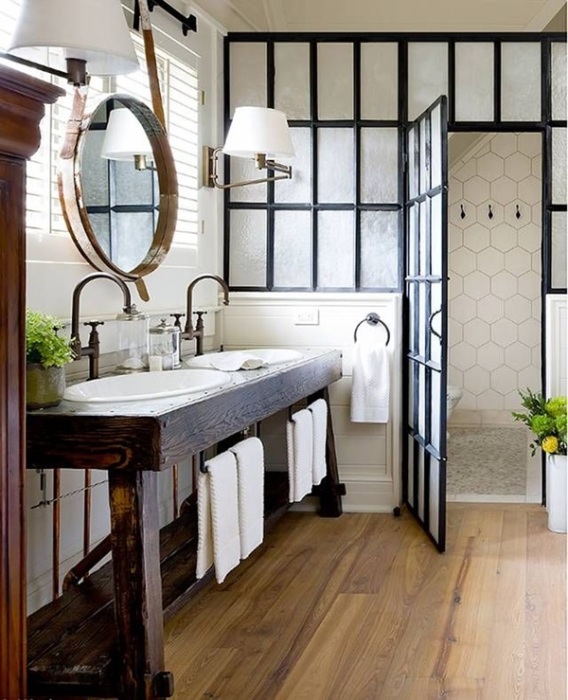 Нескучную душевую кабину из металлической рамы и стекла можно назвать настоящей изюминкой ванной комнаты.