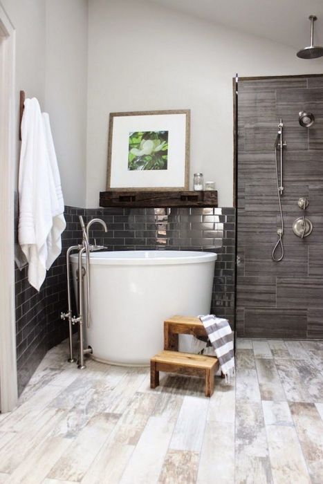 Лучшим выходом в небольшой ванной комнате станет решение по замене классической ванны на компактную душевую кабину.