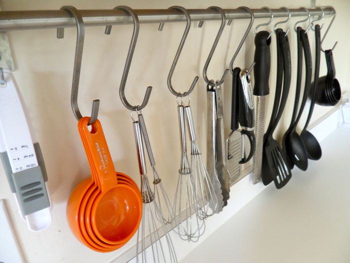 Металлические крючки на кухню позволяют размещать на перекладинах не только отдельные предметы кухонной утвари, но и системы полочек, контейнеров и держателей.