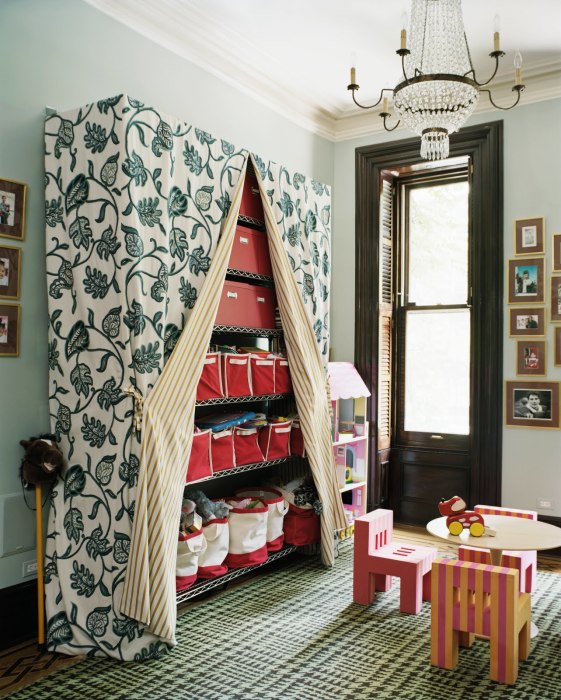 Стеллаж, закрытый плотной тканью, идеально вписывается в интерьер комнаты. 