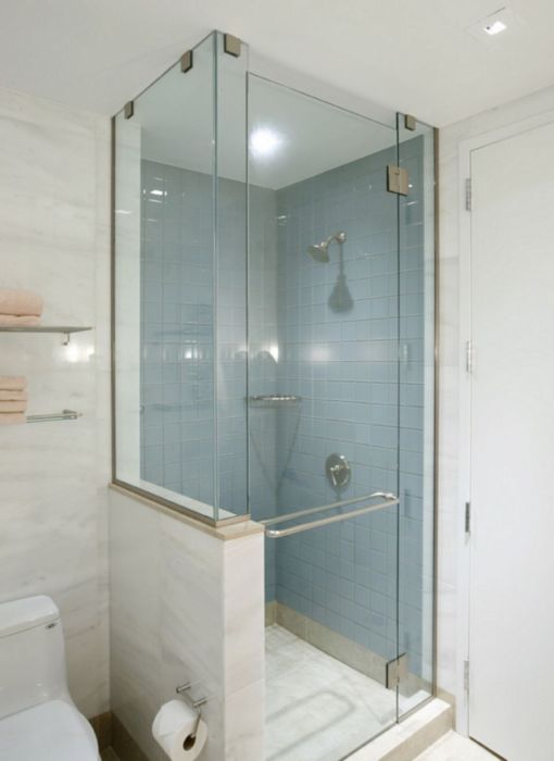 Небольшая стеклянная душевая кабина поможет сэкономить пространство в малогабаритной ванной комнате.  