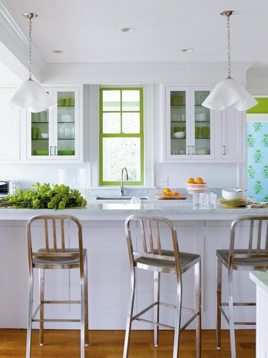 Светлые кухни с яркими салатными акцентами особенно актуальны для современного дизайна.