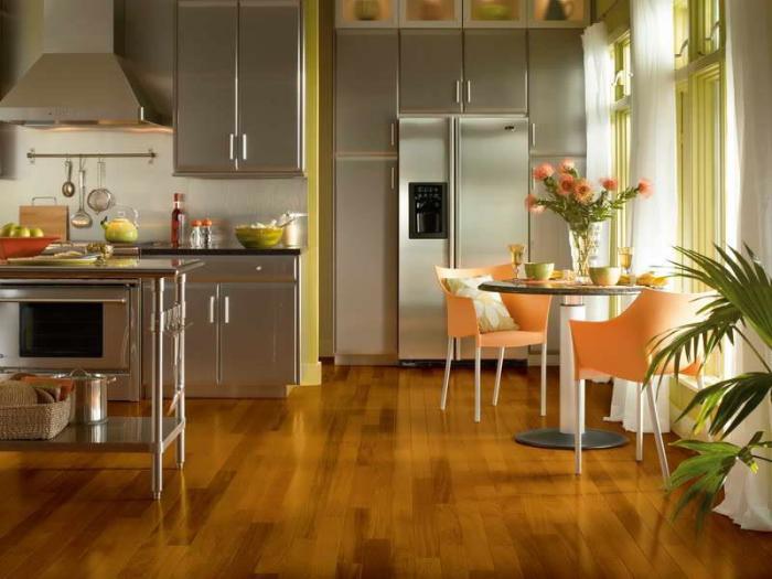 Выбор напольного кухонного деревянного покрытия для неосведомленного человека может оказаться сложной и даже непосильной задачей.