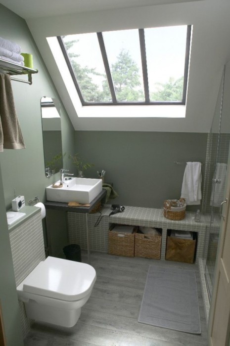 Для того чтобы небольшая ванная комната стало максимально просторной и стильной, необходимо правильно разместить предметы и убрать все лишние.
