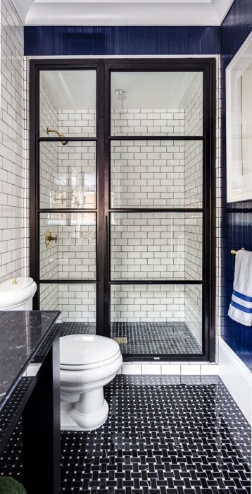 Великолепный интерьер ванной комнаты, оформленный в светлых и тёмных оттенках, с необычной планировкой и современной сантехникой.