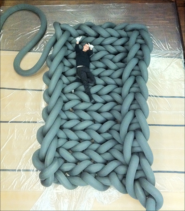 Большая оригинальная дизайнерская кровать в форме плетённых верёвок, которая может приобретать разную форму и размер.  