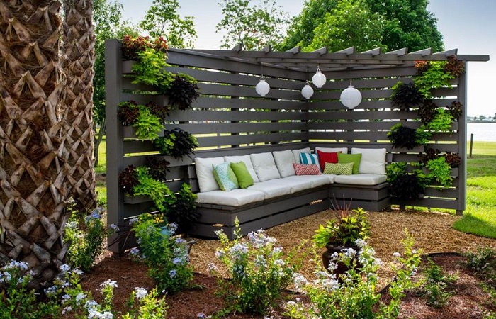 Оригинальные примеры садовой мебели, которая идеально подойдет для любого загородного участка.