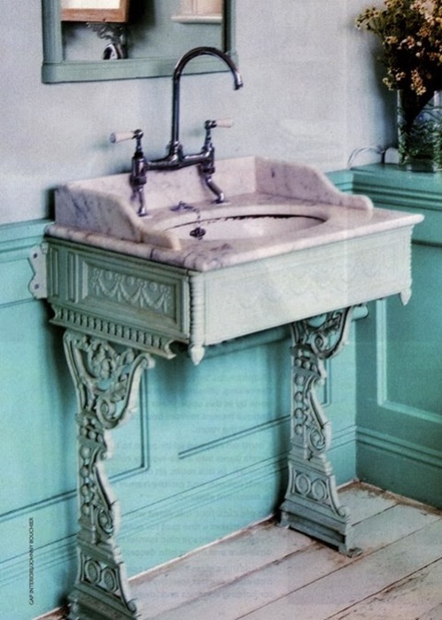 Из старинной подставки для швейной машинки может получится прекрасные основание для умывальника, который идеально впишется в интерьер ванной комнаты.