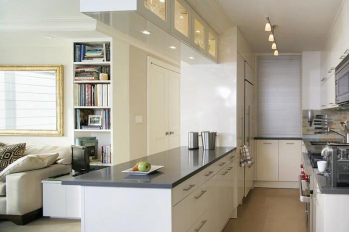 Отличный метод визуально увеличить пространство за счёт планировки узкой кухни – это её отделка в достаточно светлых оттенках с серыми акцентными элементами в интерьере.