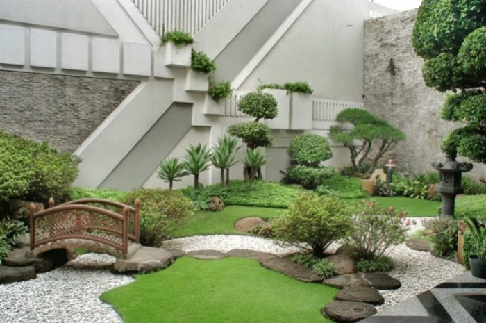 Садовый участок в восточном стиле, в котором основное внимание уделяется природным первоэлементам. 