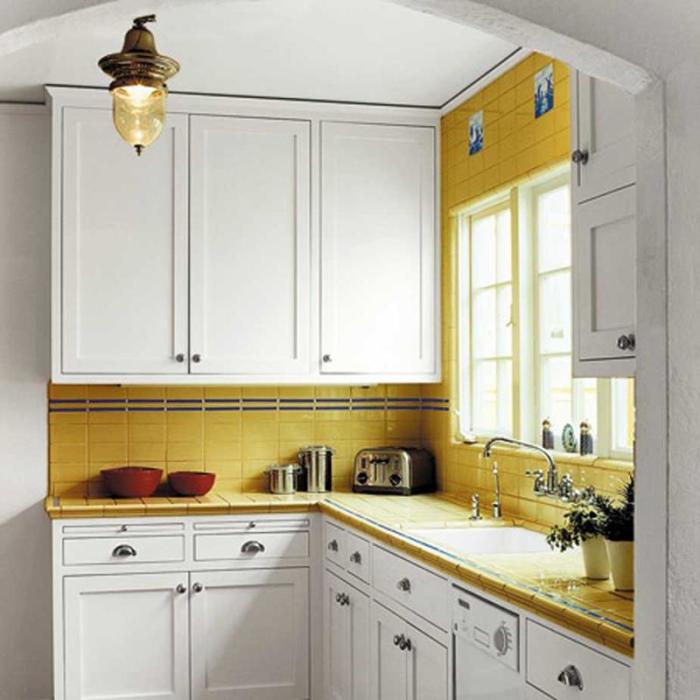 Ярко-жёлтый – это оттенок, который идеально подходит для передачи радостной атмосферы лета, особенно это касается светлого интерьера современного кухонного пространства.