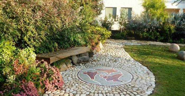 Фантастическая садовая дорожка, выложенная из мелкой гальки.