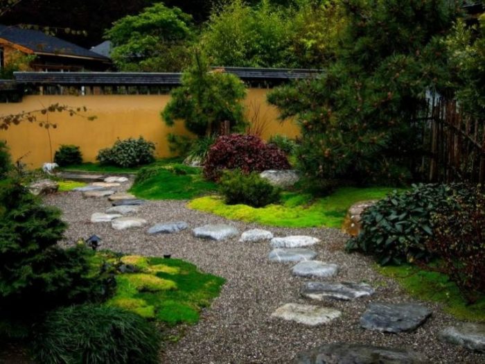Характерными чертами японского сада являются плавные линии и мягкие формы. 
