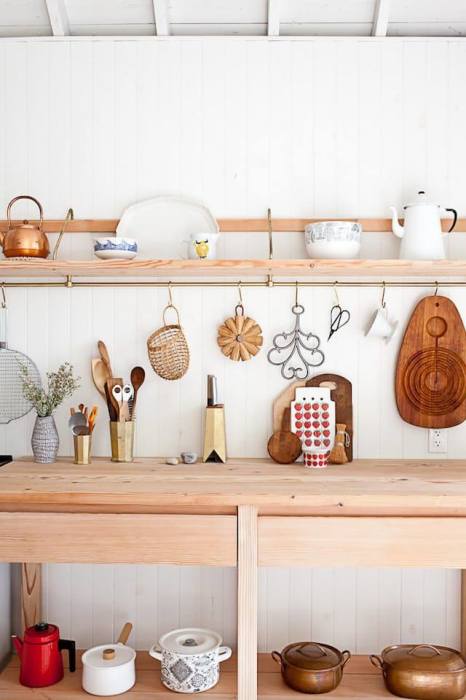 Если в готовой кухонной мебели не хватает места для хранения, то решить проблему помогут классические навесные полки.