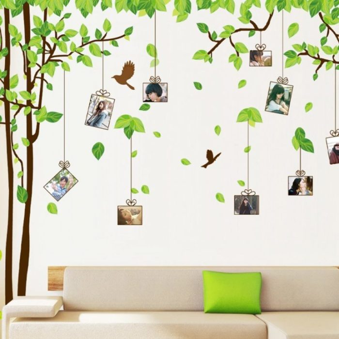 Свисающие на стене фотографии станут оригинальным украшением в интерьере. 