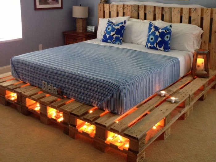 Каркас кровати, выполненный из множества деревянных поддонов в несколько рядов. 