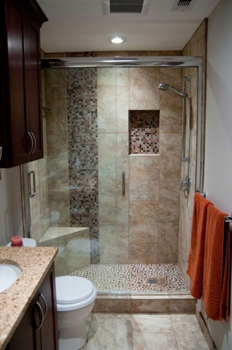 Ванная комната в светло-коричневых тонах с классической планировкой.