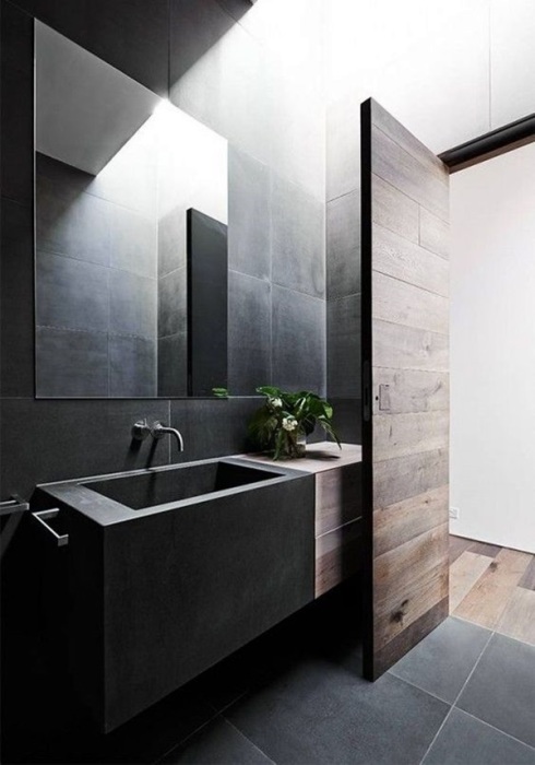 Большая серая плитка в ванной комнате будет хорошо смотреться во всех разновидностях стиля кантри.