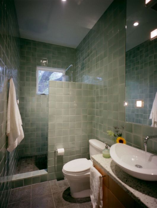Светло-зелёная ванная комната смотрится очень стильно и необычно даже в небольшом помещении. 