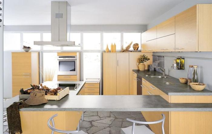 Для современных малогабаритных квартир наиболее оптимальным будет вариант оформления кухни «под дерево» – стильно, практично, а главное недорого.