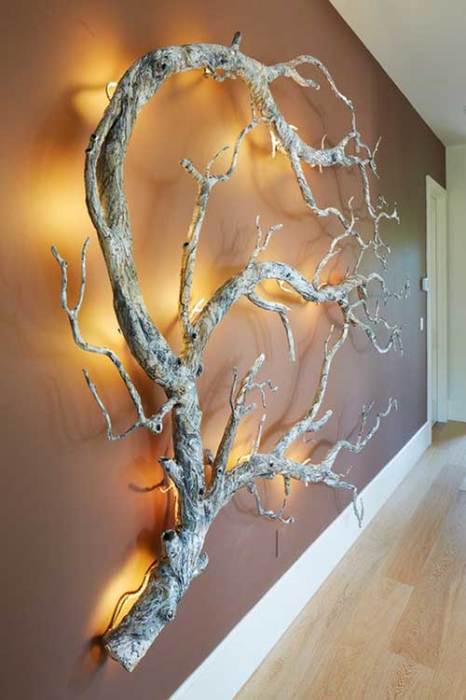Оригинальный декор стены в виде дерева с подсветкой. 
