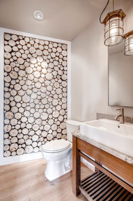Декоративная стена из спилов дерева в ванной комнате. 