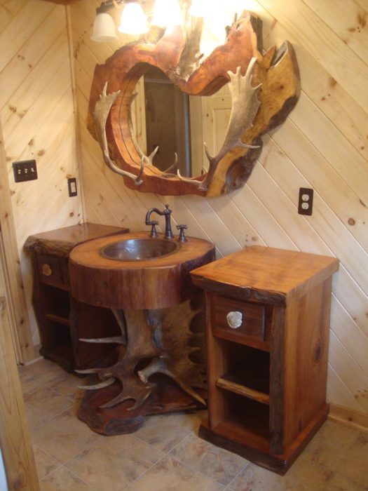 Оригинальный дизайн ванной комнаты с деревянной мебелью.