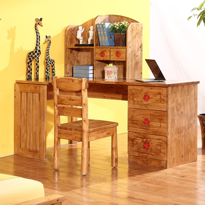 Изящный и красивый деревянный столик для детской. 