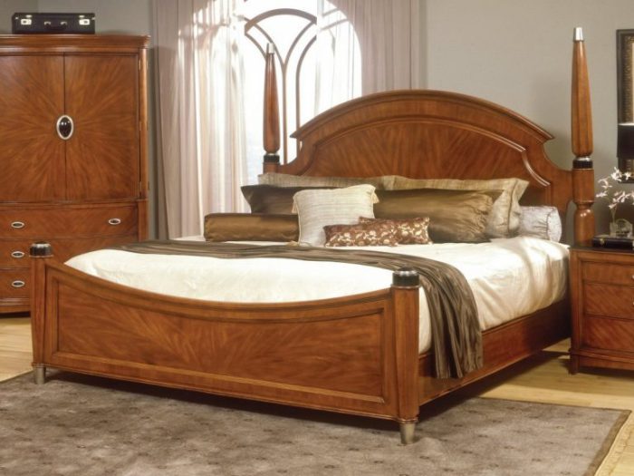 Двуспальная кровать с деревянным каркасом. 