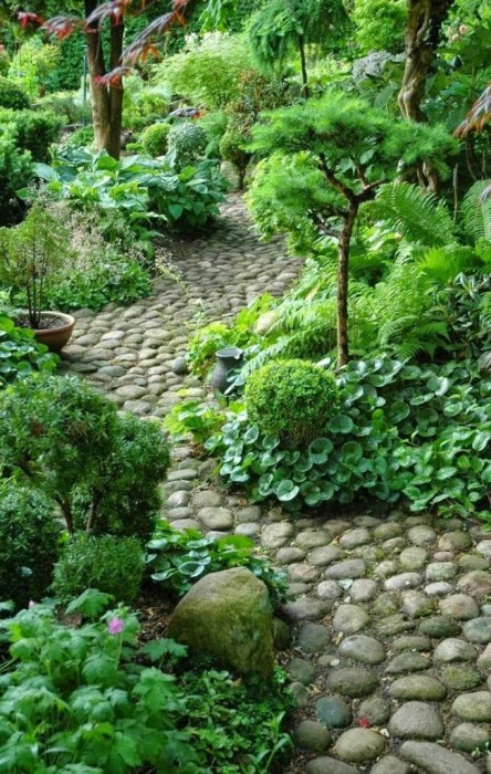 Садовая дорожка из натурального камня отлично впишется в традиционный восточный стиль ландшафтного дизайна. 