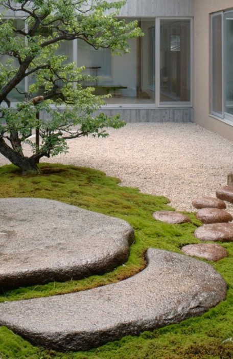 Садовая тропинка из натурального камня в традиционном японском стиле. 