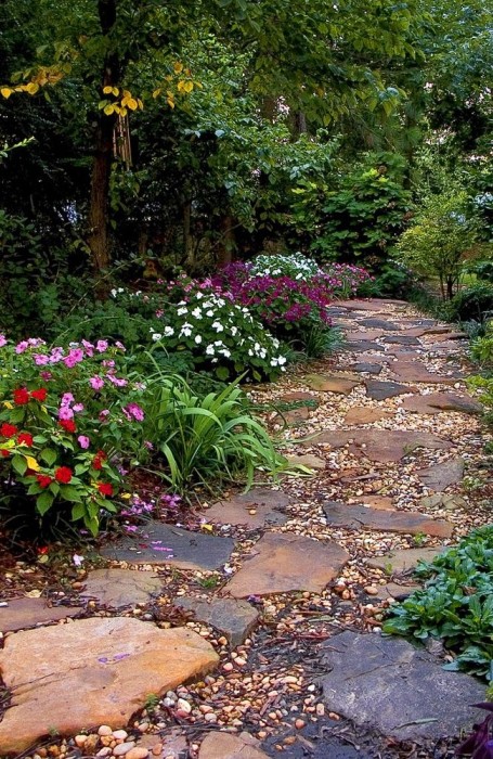 Для создания максимально природной дорожки в саду чаще всего применяется натуральный камень.