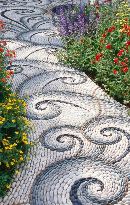 Галька разных оттенков и размеров позволит создать сказочную садовую тропинку с красивыми узорами. 