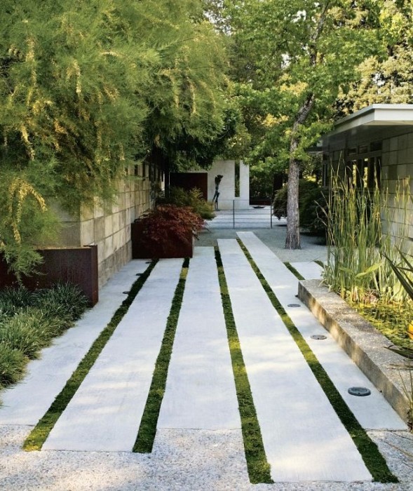 Необычная садовая дорожка из длинных прямоугольных бетонных плит. 