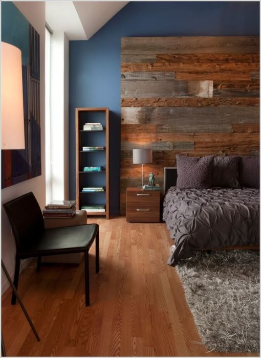 Стена из натуральной и дорогой древесины у изголовья кровати может преобразить интерьер любой спальной комнаты.