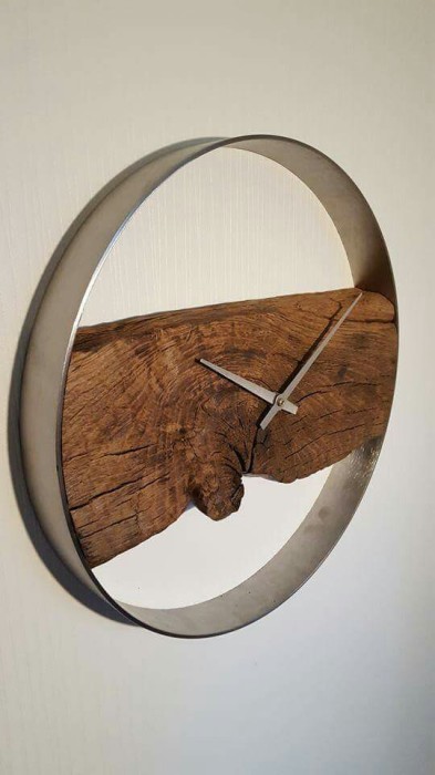 Металлические часы с деревянной вставкой по центру. 