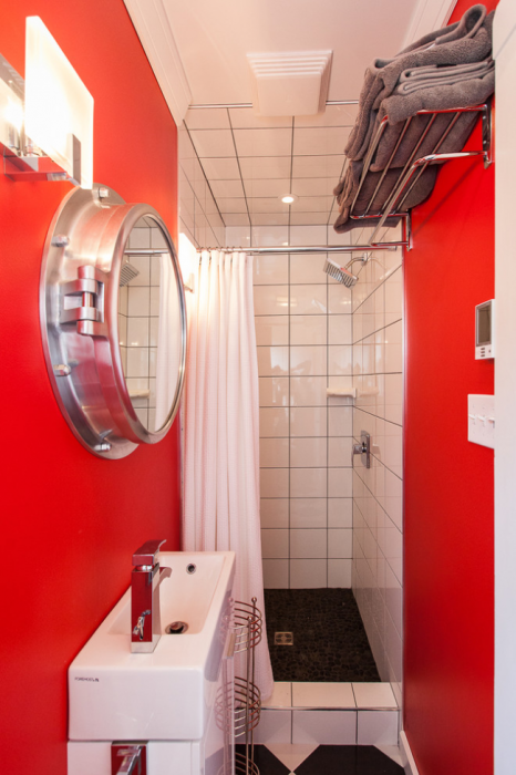 Ярко-красный цвет в оформлении дизайна небольшой ванной комнаты. 