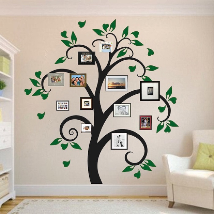 Семейное дерево на стене станет отличным дополнением к интерьеру гостиной комнаты.