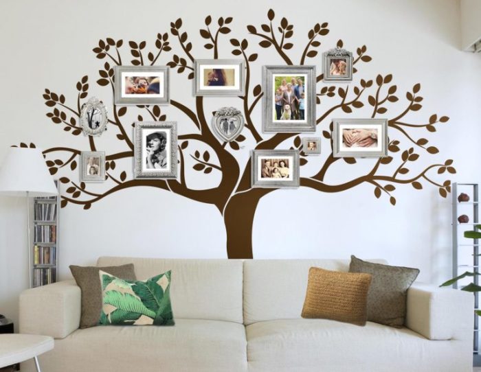 Просто отличный вариант оформления семейного дерева в гостиной комнате. 